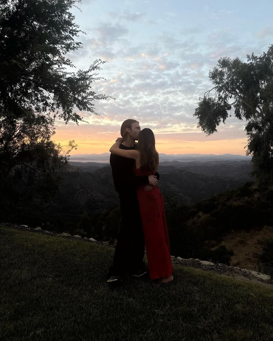 Claudia Sulewski i Finneas O'Connell