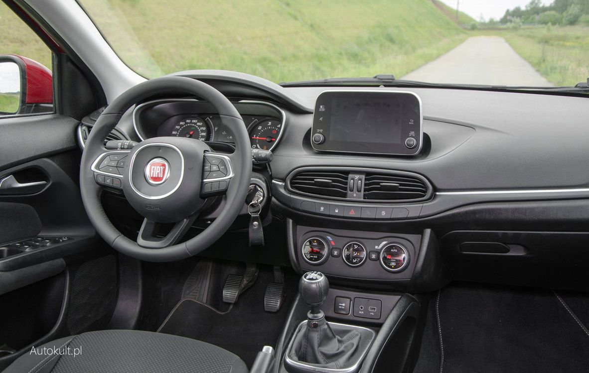 Specyfikacja Lounge Fiata Tipo oferuje dobre wyposażenie i przede wszystkim niezłe materiały w przeciwieństwie do tych tańszych.