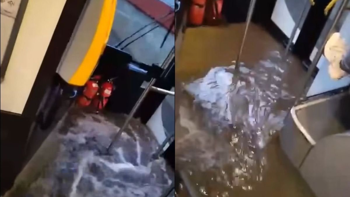 Pasażerka autobusu nagrała, jak woda wdziera się do pojazdu