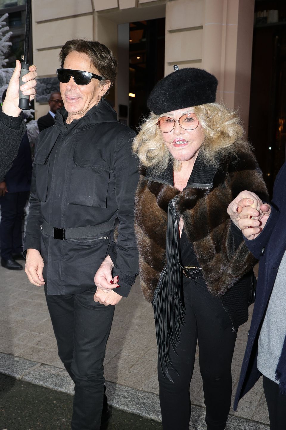 "Kobieta Kot" opuszcza hotel z wyraźnie młodszym narzeczonym