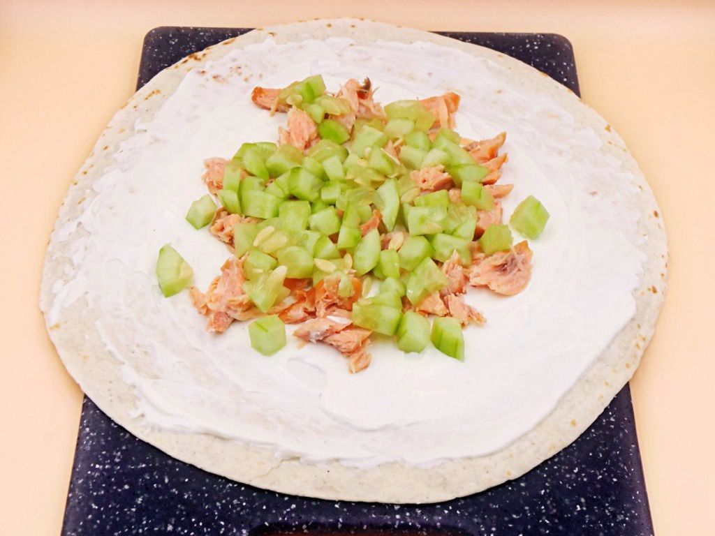 tortilla z wedzonym na goraco lososiem skyrem i ogórkiem 3