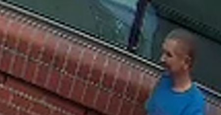 Zniknęła saszetka z ponad 4 tys. zł. Policja szuka tego mężczyzny