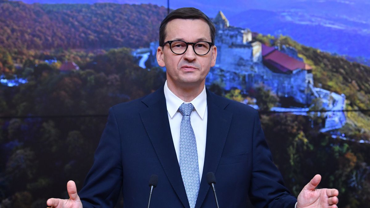 Bruksela, Belgia, 25.05.2021. Premier RP Mateusz Morawiecki podczas konferencji prasowej po zakończeniu dwudniowego szczytu UE w Brukseli, 25 bm. (mr) PAP/Radek Pietruszka