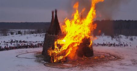 Zamek w ogniu z Rosji. Symbolicznie spalili koronawirusa