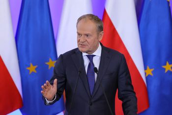 "To nie jest prima aprilis". Tusk mocno ws. decyzji Brukseli ws. szczepionek