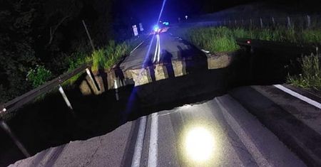 Zapadła się droga wojewódzka nr 816 w powiecie bialskim. Trasa nieprzejezdna, wyznaczono objazd
