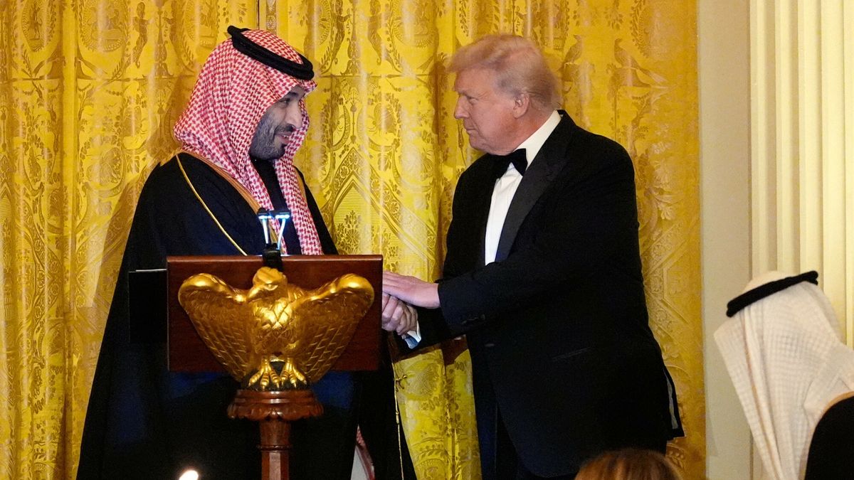Wizyta saudyjskiego ksi?cia w Waszyngtonie
President Donald Trump shakes hands with Saudi Arabia's Crown Prince Mohammed bin Salman during a dinner in the East Room of the White House, Tuesday, Nov. 18, 2025, in Washington. (AP Photo/Alex Brandon)
Alex Brandon