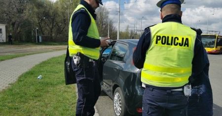 Seniorka "jeździła tylko na cmentarz". Skandal w Wielkopolsce