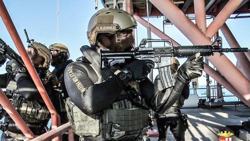 Piraci chcieli porwać na morzu statek. Szturm sił specjalnych z Włoch zapobiegł tragedii