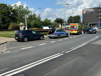 Warszawa: Kierujący autem dostawczym wymusił pierwszeństwo i wjechał w bok osobówki. Uciekł, ale zgubił tablicę rejestracyjną