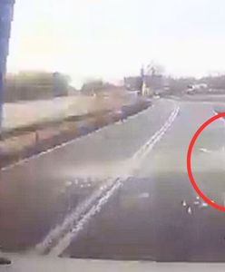 Bryła lodu wbiła się w auto. Wszystko nagrała kamera