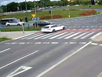 Przejechał na czerwonym w Legnicy. Zderzył się na rondzie z kierowcą bez prawa jazdy