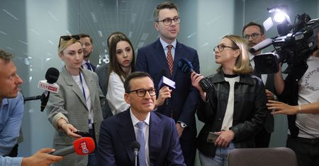 Uniki Morawieckiego na komisji. "Może pan weźmie udział w Familiadzie?"