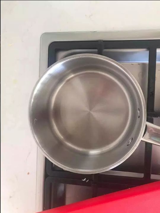 Garnek wyczyszczony przy pomocy tabletki do zmywarki