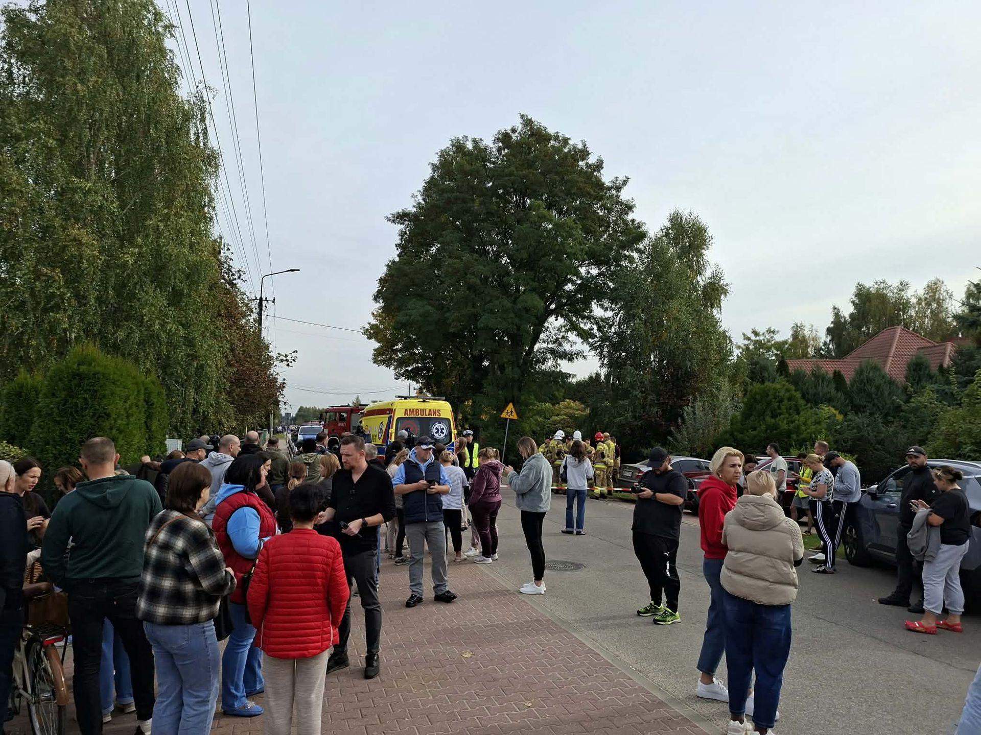 Tłumy przed szkołą, gdzie doszło do tragedii