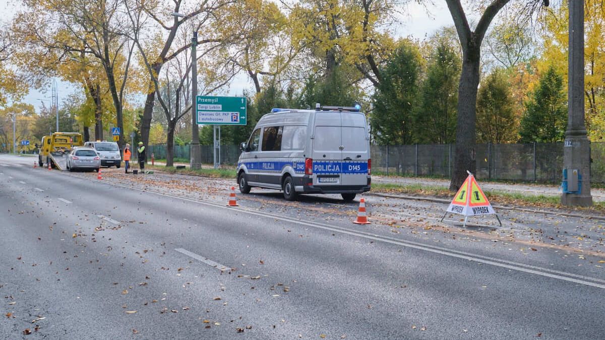 Wyciek paliwa z Peugeota na al. Piłsudskiego