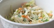 Do surówki z pekińskiej dodaję chrupiące warzywo. Jej smak zachwyca za każdym razem