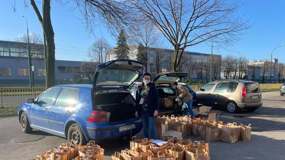 Śląskie. Wolontariusze w Wielkanocną niedzielę rozwieźli ponad 4,2 tyś paczek. 