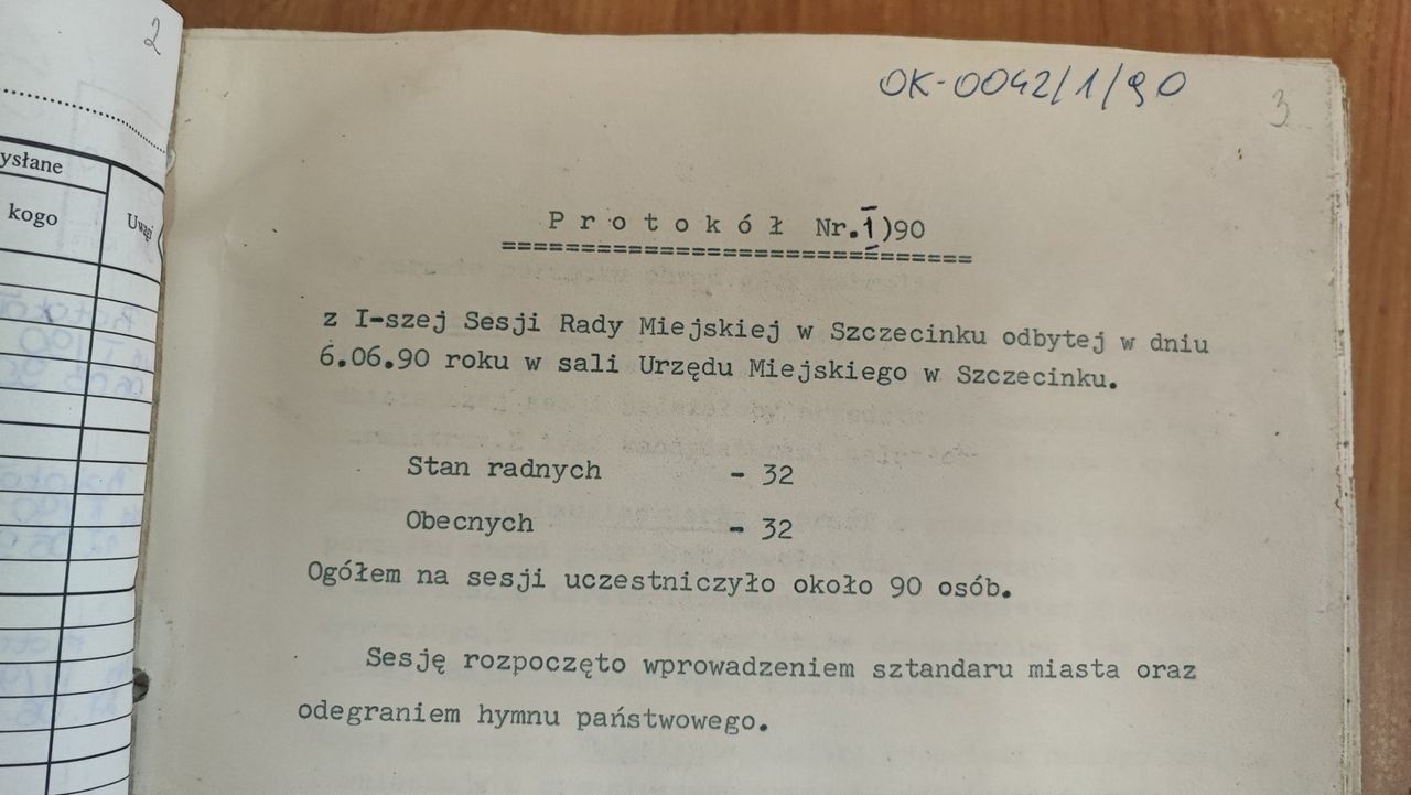 Inauguracyjna sesja Rady Miasta w Szczecinku. Tak obradował pierwszy wolny samorząd