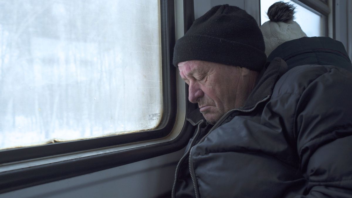 Bezdomny śpi w autobusie