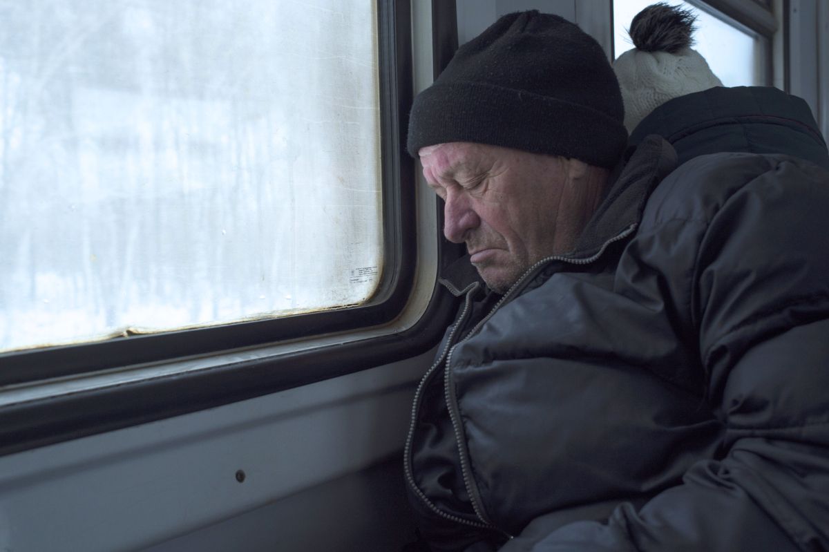 Bezdomny śpi w autobusie