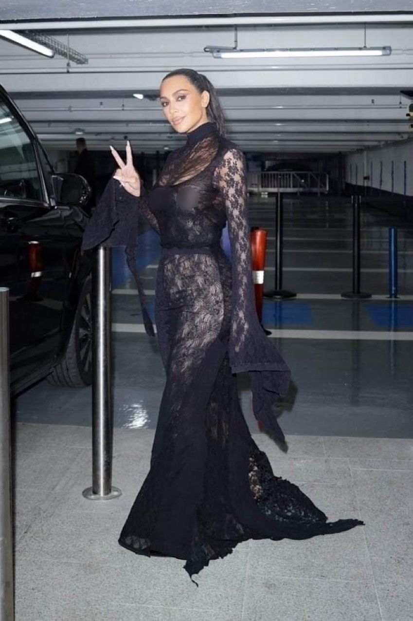 Kim Kardashian opuszcza pokaz  Balenciagi 