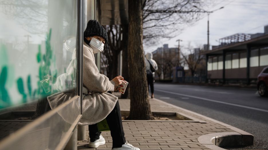 China's unemployment rate increased to a six-month high
epa10366643 An elderly woman wearing a face mask waits for bus at a bus station in Beijing, China, 15 December 2022. China's unemployment rate increased to 5.7 percent, from 5.5 percent in the previous month in October amid COVID-19 curbs, as retail sales reduced by 5.9 percent year-on-year in November, and industrial production advanced 2.2 percent year on year in November 2022.  EPA/WU HAO 
Dostawca: PAP/EPA.
WU HAO