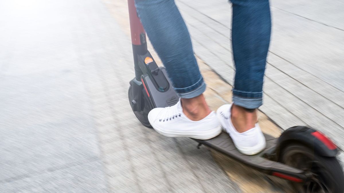 Zdjęcie ilustracyjne. Potrącił seniorkę. Jechał na hulajnodze. 