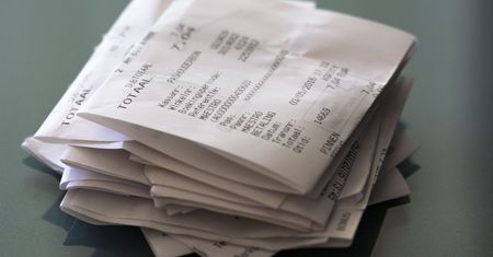 Dlaczego trzymamy stare paragony? Naukowcy odkryli prawdziwy powód