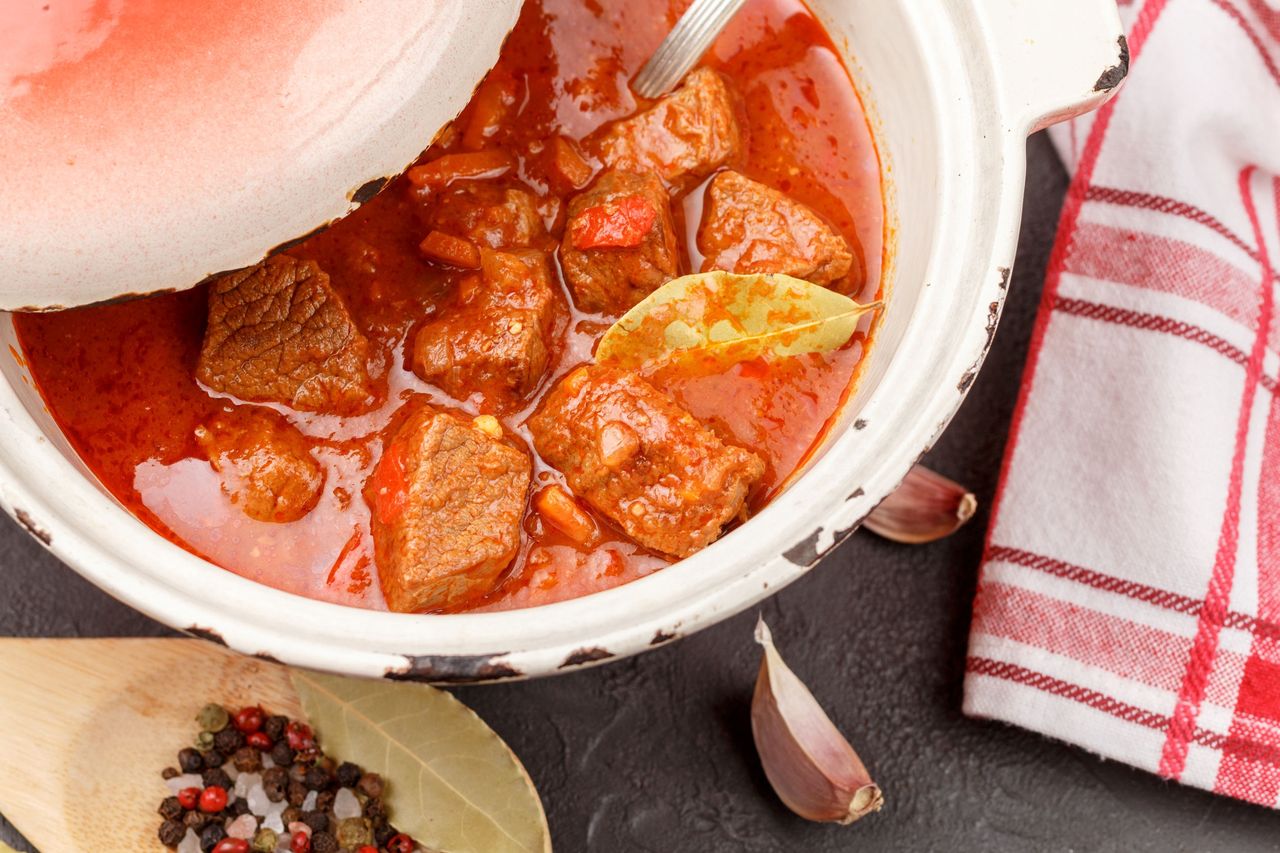 Węgierska zupa gulaszowa. Pysznie syci i rozgrzewa