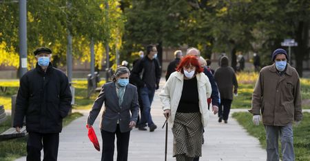 Etapy odmrażania gospodarki. Godziny dla seniorów na nowych zasadach. Sprawdzamy szczegóły