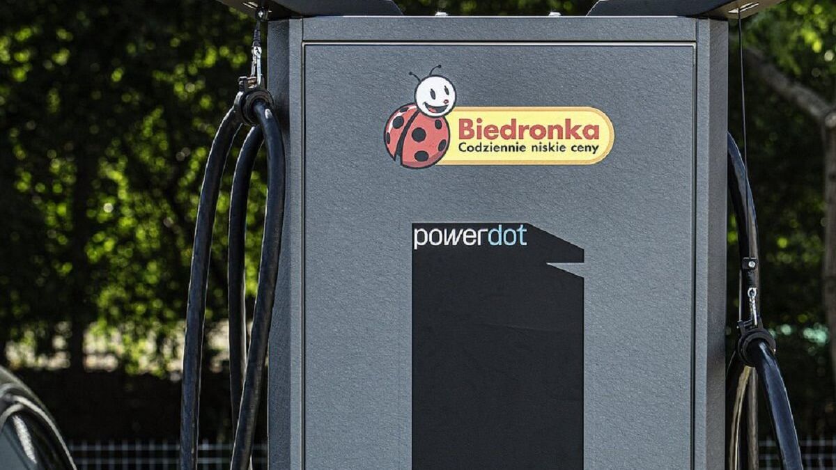 Podczas zakupów w Biedronce podładujesz elektryka