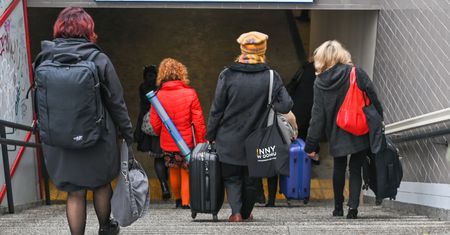Polscy seniorzy wykopują się z długów. Młodsi wpadają w spiralę