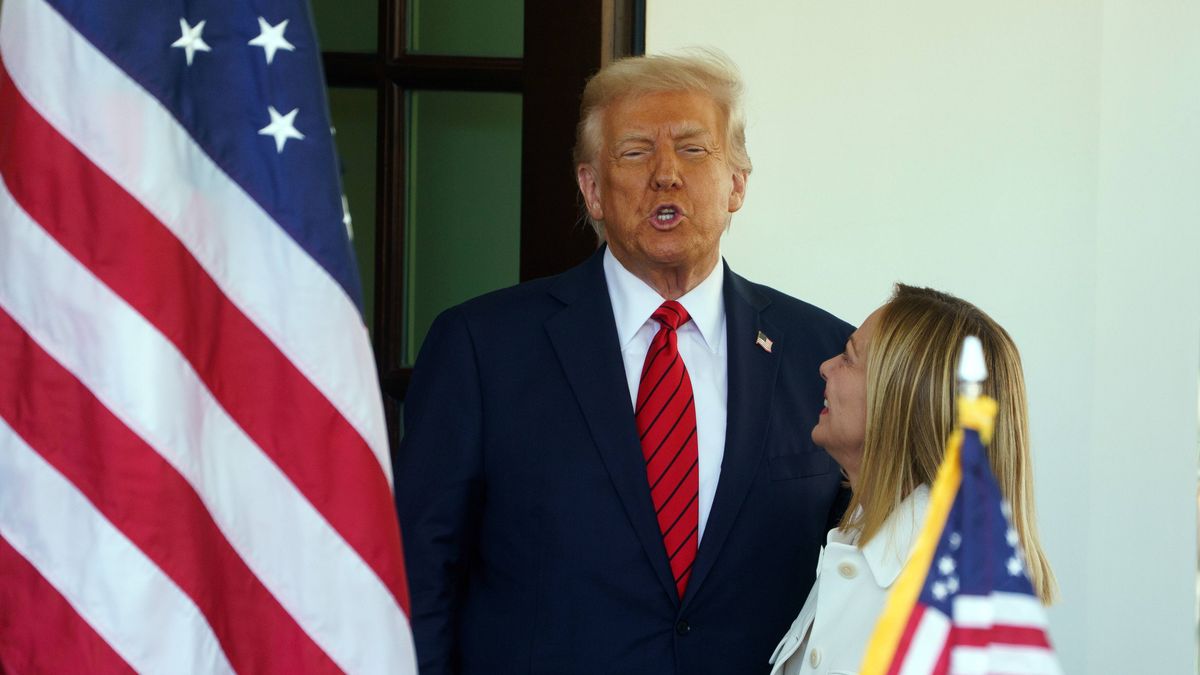 Italian Prime Minister Giorgia Meloni meets with US President Donald Trump in Washington
epa12037067 US President Donald Trump (L) greets Italian Prime Minister Giorgia Meloni (R) at the White House, Washington, DC, USA, 17 April 2025.  EPA/WILL OLIVER 
Dostawca: PAP/EPA.
WILL OLIVER
white house, politics, diplomacy, meeting