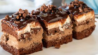 Ciasto jak popularny batonik. Wygląda efektownie, a przepis jest prosty