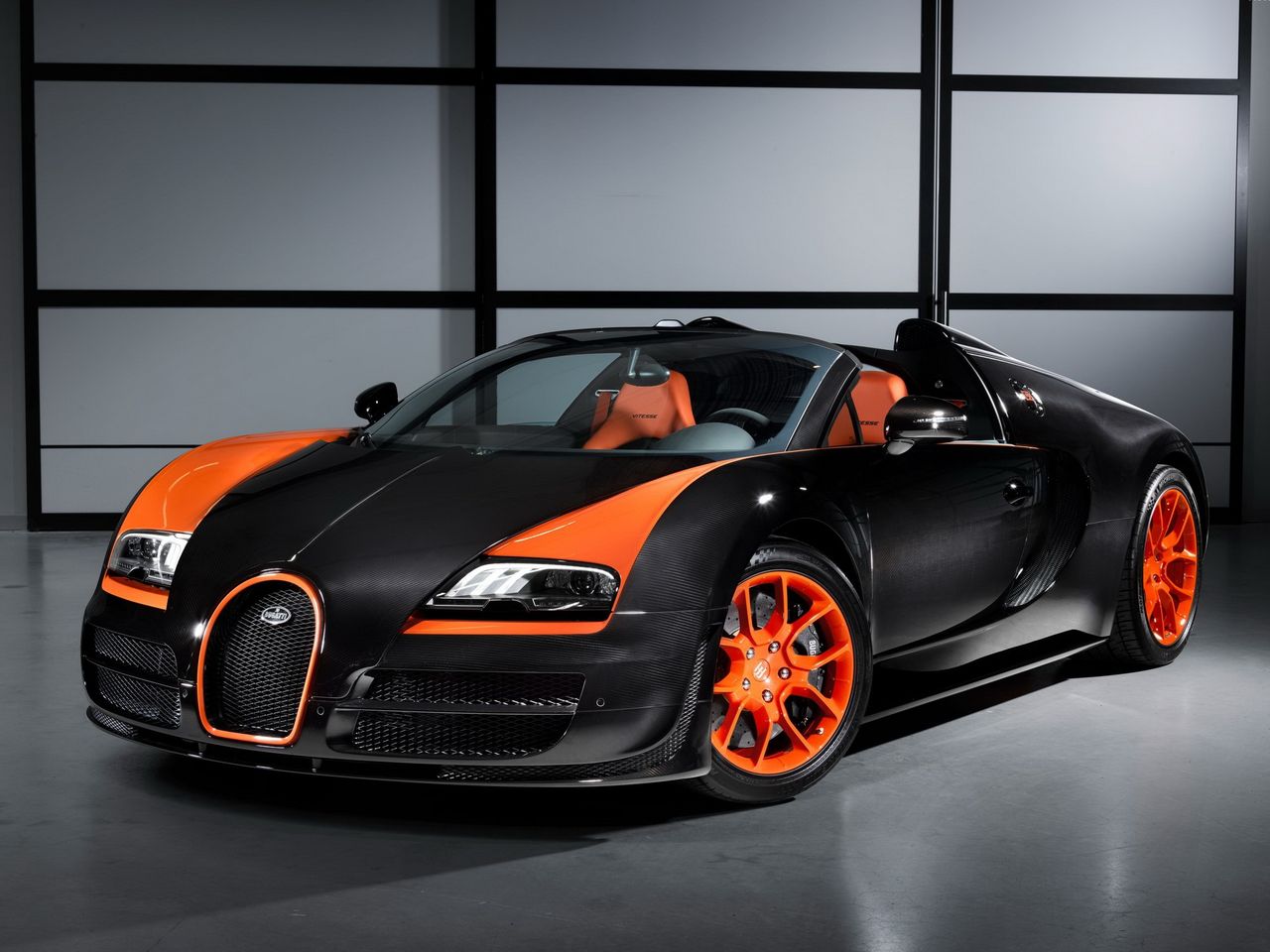 W 2013 roku Bugatti stworzyło Veyrona w barwach czarno-pomarańczowych. Te same kolory co w rekordowym Super Sporcie tym razem trafiły na Vitesse'a. Powstało 8 egzemplarzy tego Grand Sporta. Każdy z nich sprzedano za 1,99 mln euro.