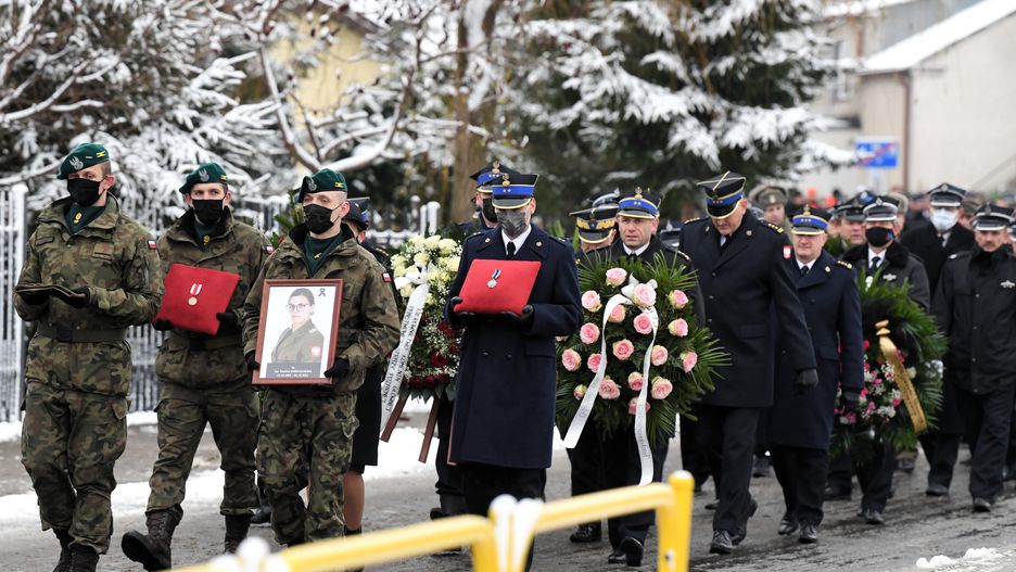 pogrzebTytus �mijewskidroga, drogowy, druhna, druhny, Eweliny Marchlewskiej, kondukt, na cmentarz, ochotnicza stra� po�arna, OSP, ostatnie pozegnanie, pogrzeb, pogrzebu, stra� po�arna, stra�aczka, stra�ak, wypadek, �a�obny