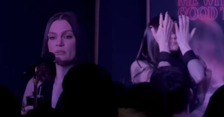 Jessie J wróciła na scenę i ZALAŁA SIĘ ŁZAMI. "Dziś mijają cztery lata od śmierci mojego dziecka" (WIDEO)