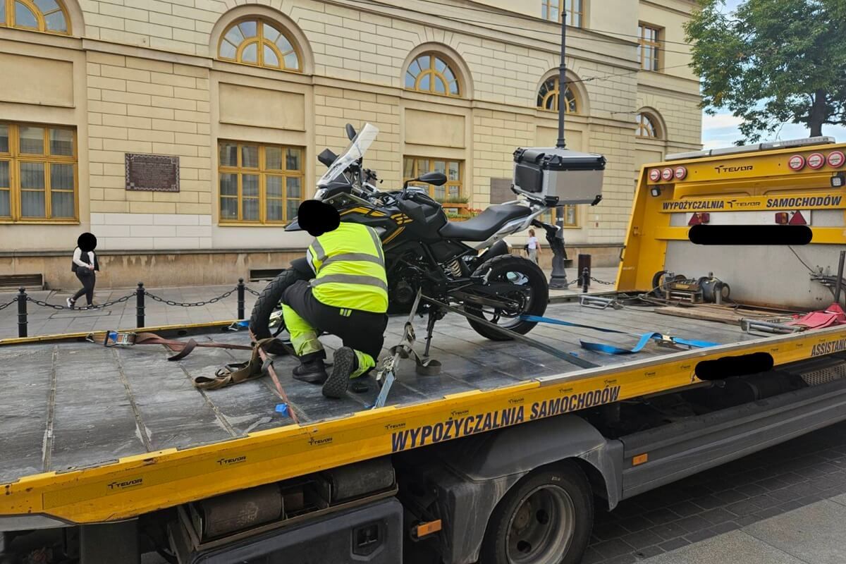 Strażnicy miejscy odholowali zaparkowany przy Bramie Krakowskiej motocykl