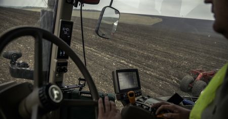 Ukraińscy rolnicy giną na swoich polach. Rozminowują je gołymi rękami