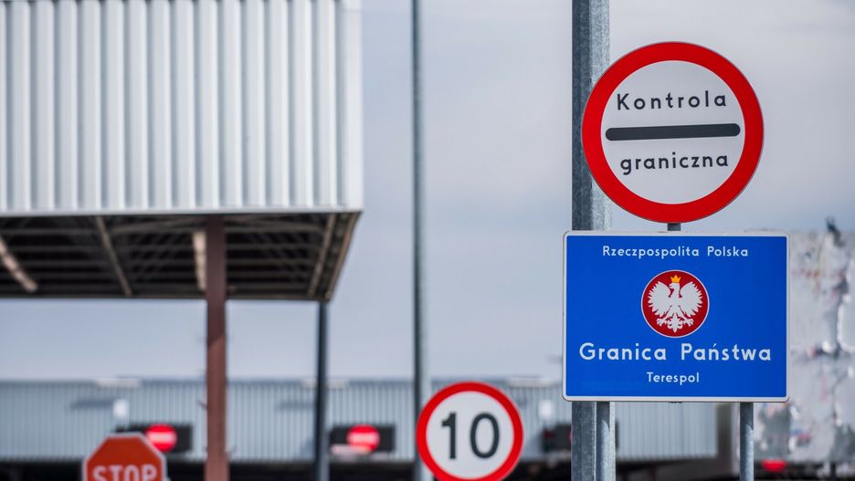 Koronawirus - zamkni?te granice
20.03.2020 - Terespol, zamknieta na 30 dni granica z Bialorusia w Terespolu z powodu koronawirusa - Covid 19 N/z przejscie graniczne w Terespolu, znak granica panstwa, kontrola graniczna | Fot. Marcin Bruniecki/REPORTER
Marcin Bruniecki/REPORTER
