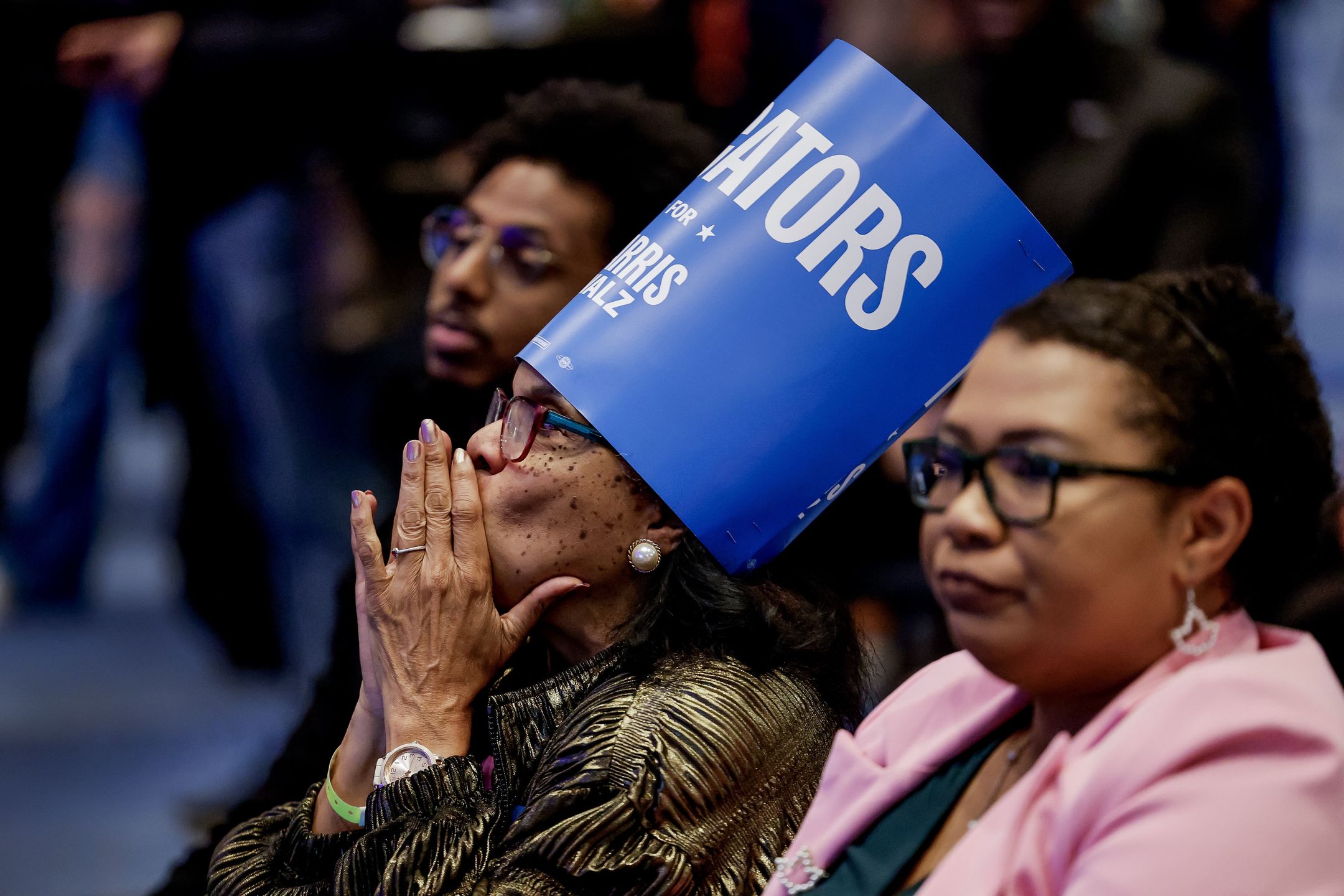 Supporters of US Vice President Kamala Harris watch US 2024 presidential election results returns at a Georgia Democratic Party election night party in Atlanta, Georgia, USA, 05 November 2024. Voters across the country are casting ballots for the next President of the United States in a tightly contested race between Republican presidential candidate Donald J. Trump and Democratic presidential candidate US Vice President Kamala Harris, as well as for candidates in Senate and Congressional races. EPA/ERIK S. LESSER Dostawca: PAP/EPA.