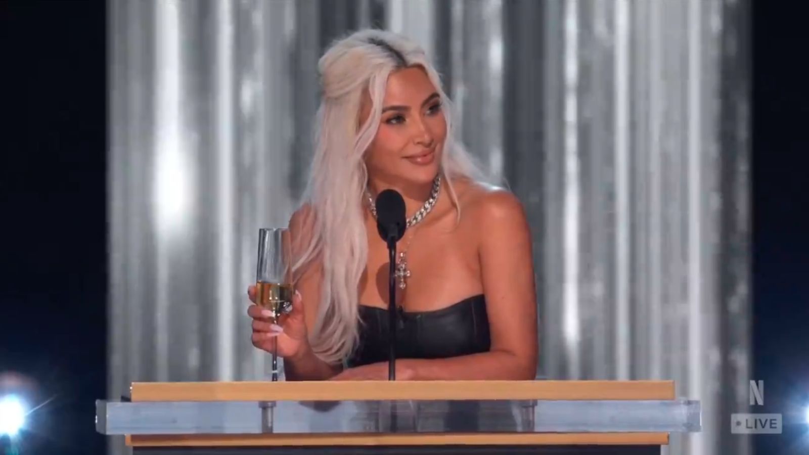 Kim Kardashian wybuczana na scenie. Tak zareagowała