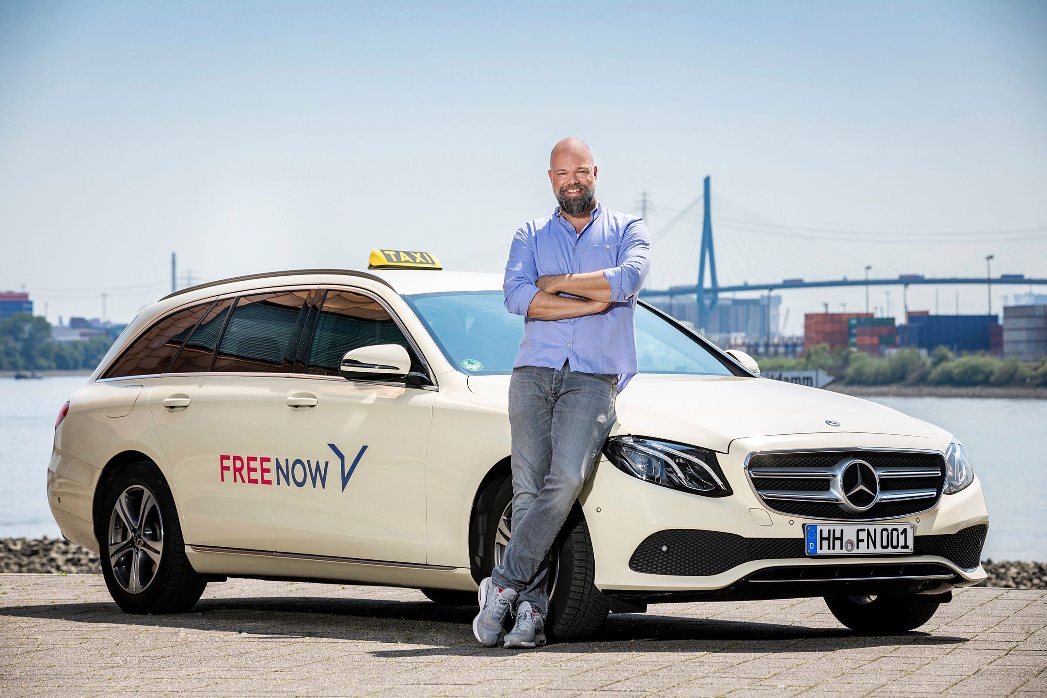 Wykorzystywane dotychczas, beżowe Mercedesy będą sukcesywnie zastępowane autami elektrycznymi.