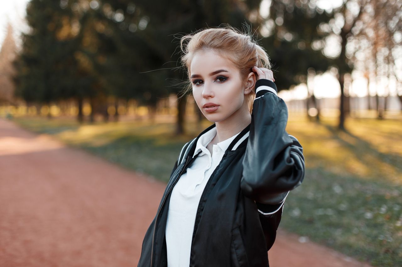 Damskie koszulki polo w stylizacjach retro - jak nosić kultowe T-shirty z kołnierzykiem?