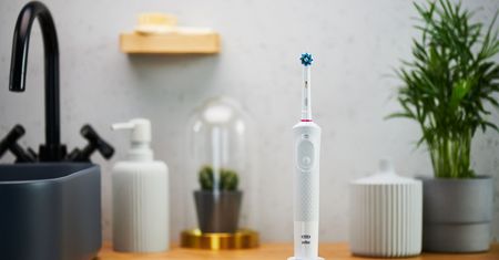 Elektryczna szczoteczka do zębów: czy faktycznie czyści lepiej?