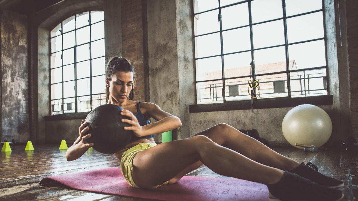 Ćwiczenia odchudzające w domu – ćwiczenia z piłką, hula-hoop, pilates, tabata, przyrządy, ćwiczenia z trenerem