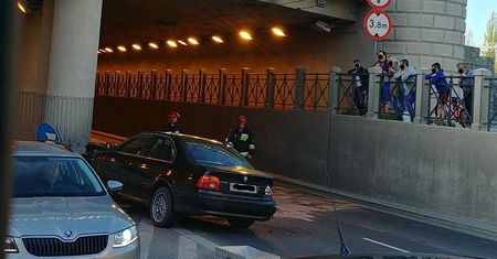 Wypadek na ul. Kunickiego. BMW uderzyło w filar wiaduktu kolejowego