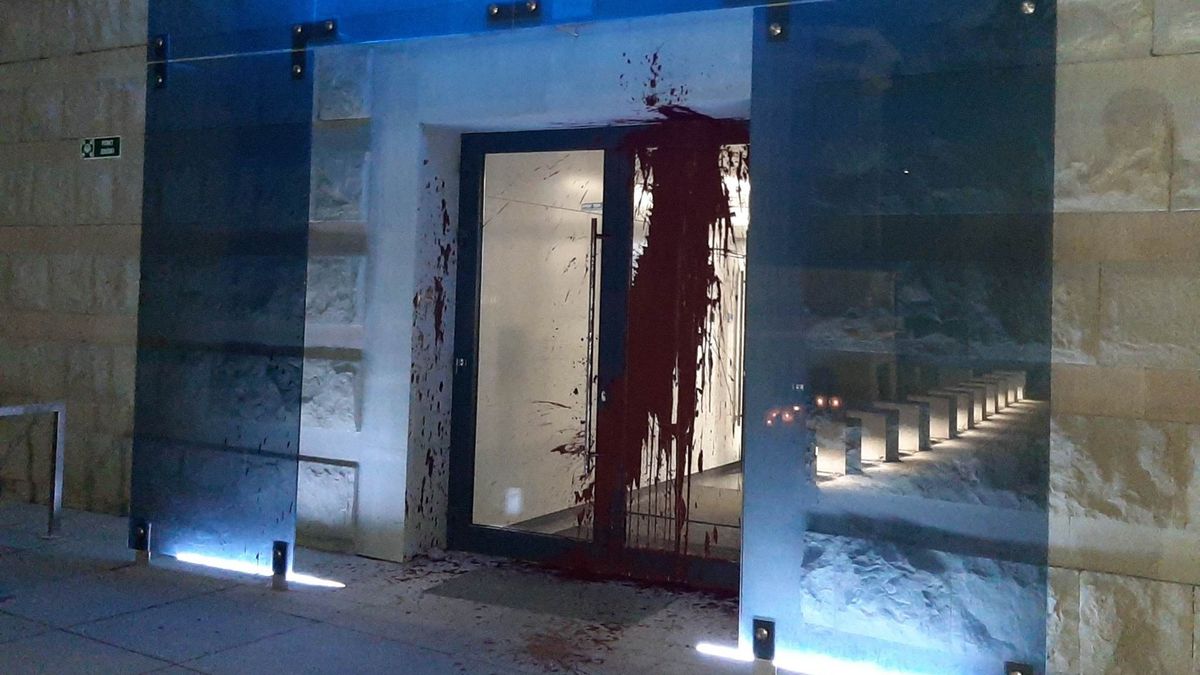 Wejście do Radia Szczecin zostało oblane farbą