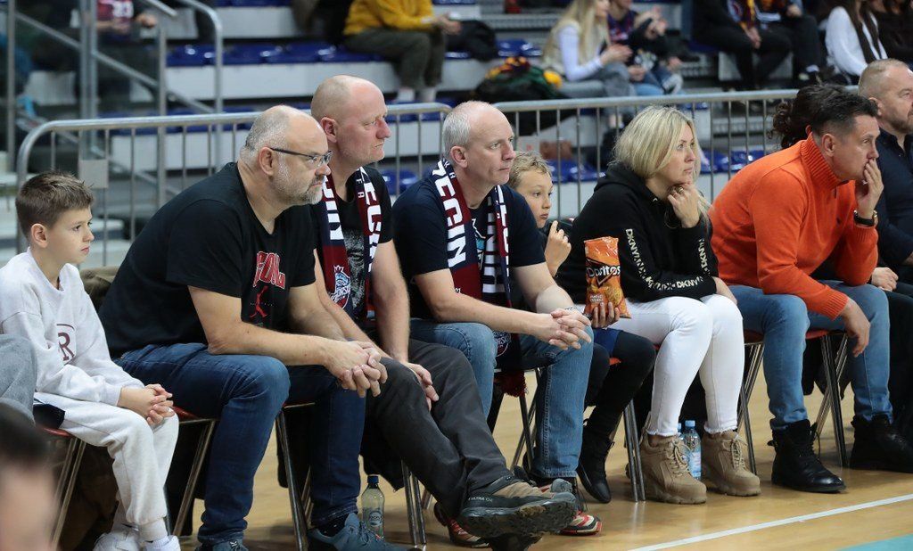 Kibice Kinga Szczecin podczas pierwszego spotkania w Netto Arenie w sezonie 2025/26.
